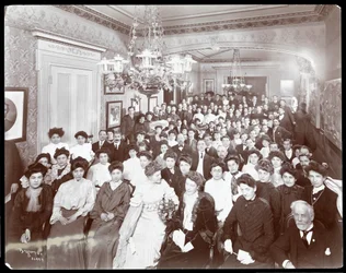 Vista de una multitud en una sala del Instituto del Pueblo, Nueva York, 1904